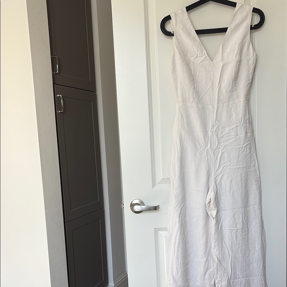 Elegant White Sleeveless Dress
